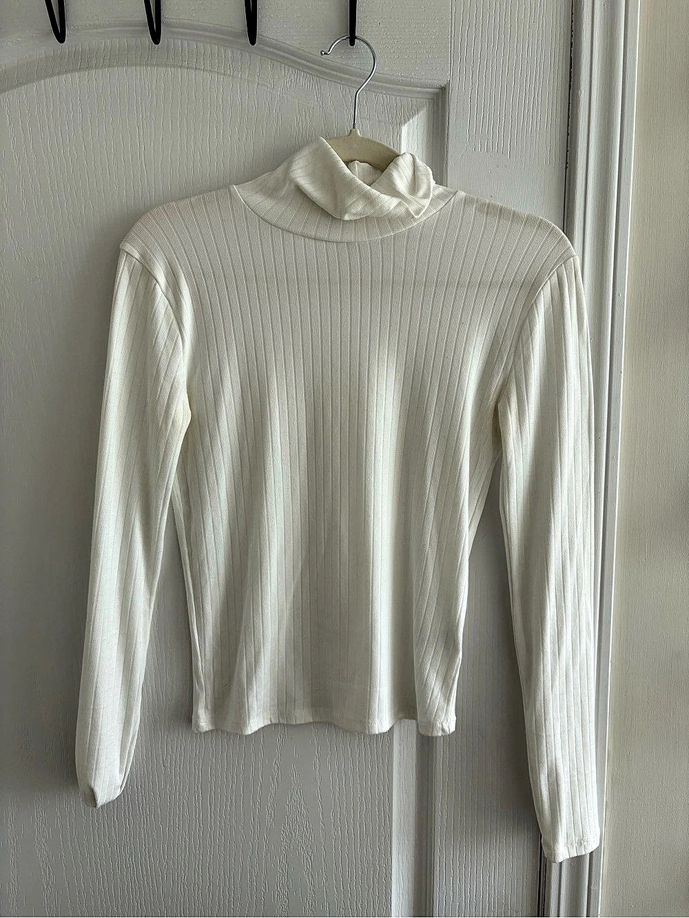 Ribbed Turtleneck Long Sleeve Top in White Like New